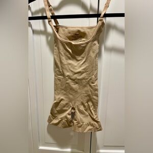SKIMS Light Tan Seamless Shapewear NWOT. Medium